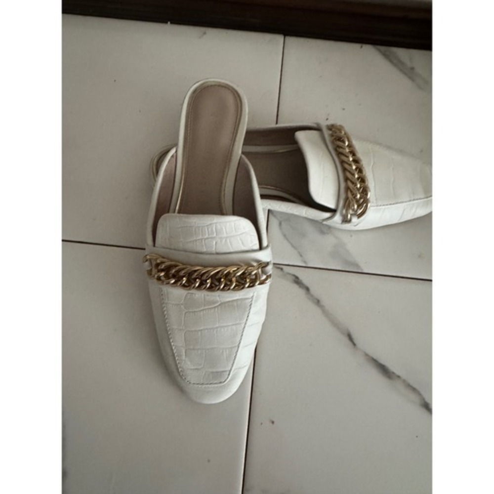 Gianni Bini Womens White Croc Embossed Chain Link Mules Loafer Slides Size 6M